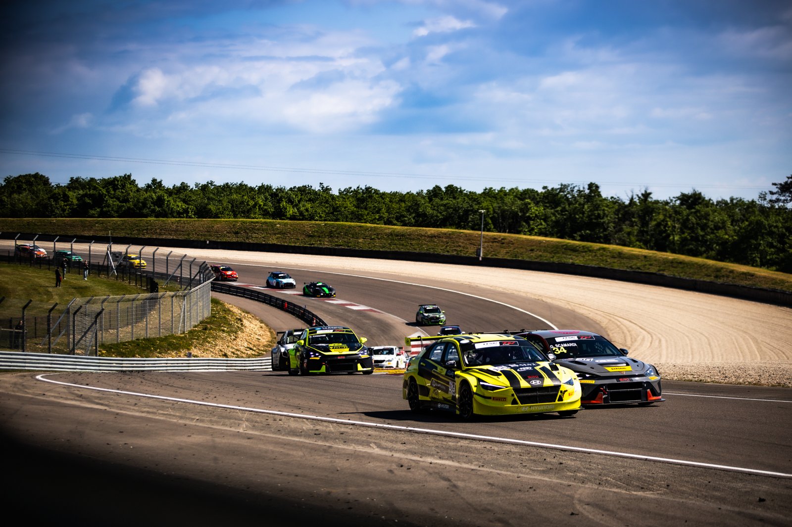 Le Championnat de France FFSA Tourisme a enflammé le Circuit de Dijon-Prenois !