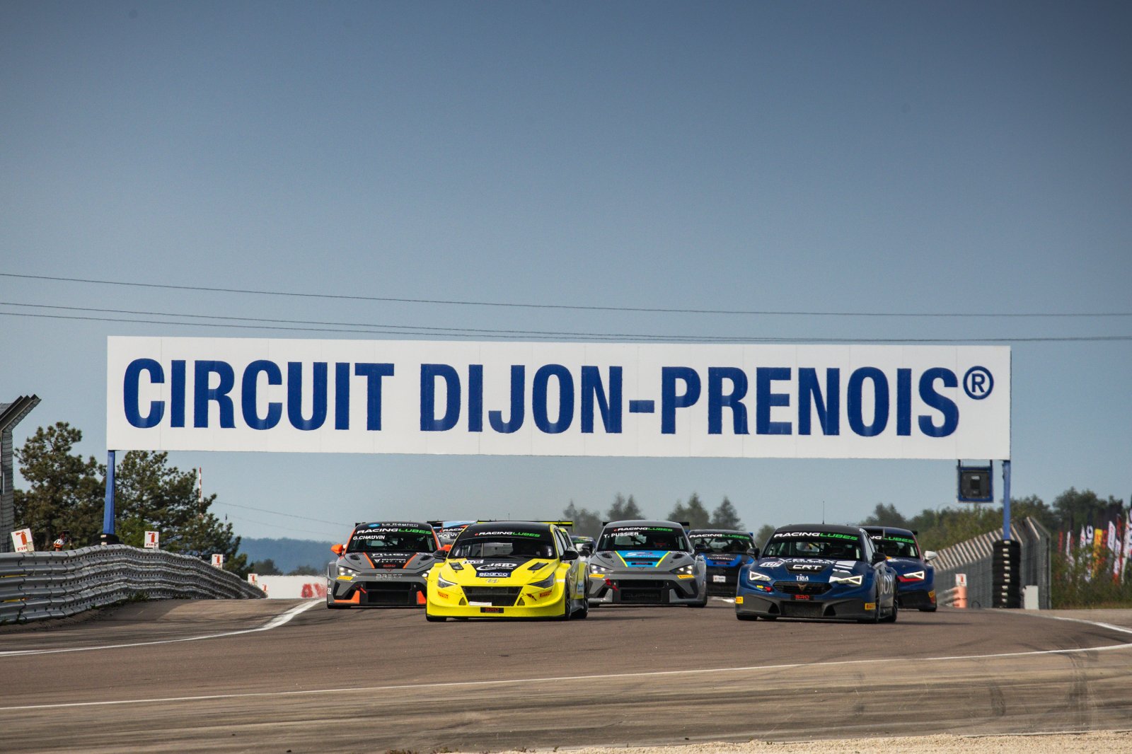 Le Championnat de France FFSA Tourisme a largement particip&eacute; au spectacle &agrave; Dijon-Prenois