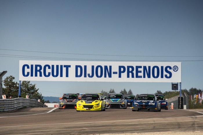Le Championnat de France FFSA Tourisme a largement particip&eacute; au spectacle &agrave; Dijon-Prenois