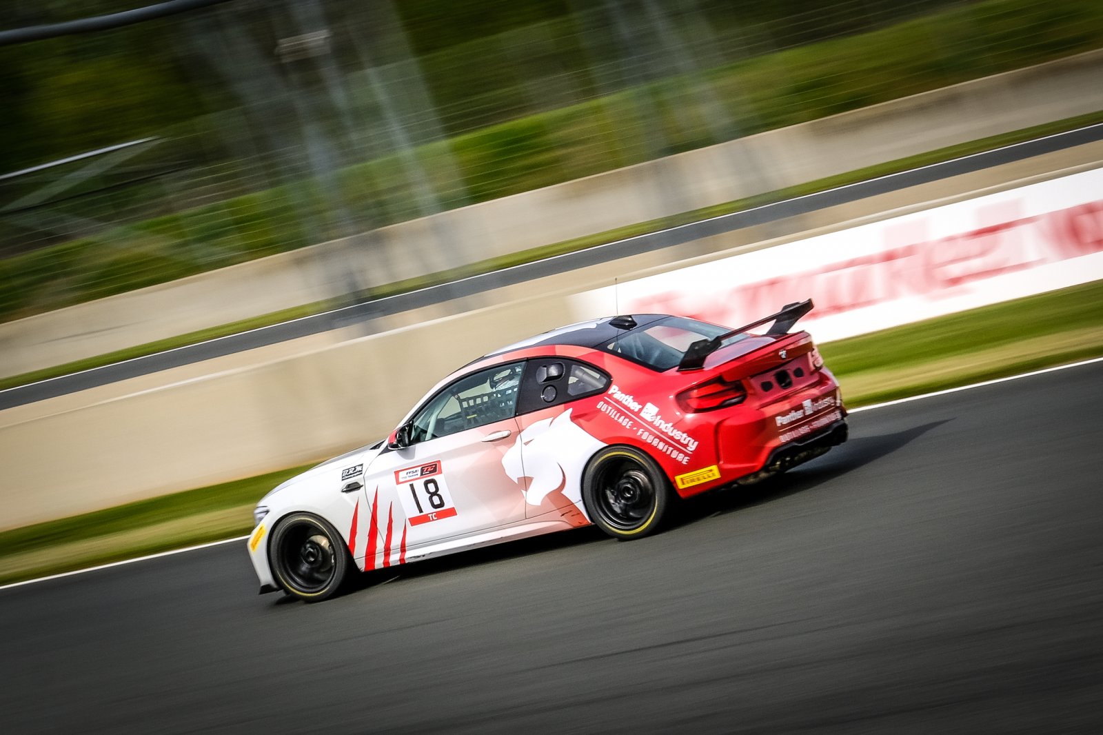 Premiers tours de roues pour le Championnat de France FFSA Tourisme à Nogaro